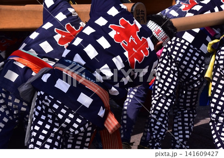 日本の愛知県の犬山祭り　伝統的な衣装を着て、車山を引く手子衆　急旋回させて方向を変える車切の様子 141609427
