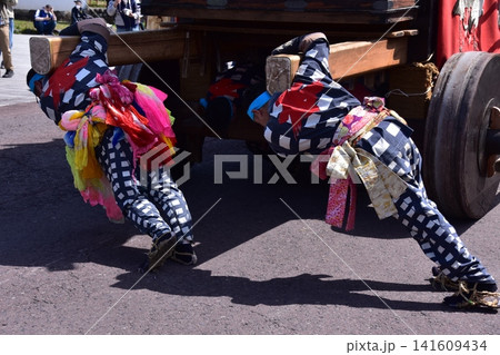 日本の愛知県の犬山祭り　伝統的な衣装を着て、車山を引く手子衆　急旋回させて方向を変える車切の様子 141609434