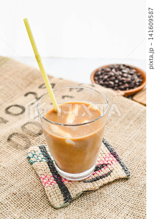 凍らせた牛乳で作るアイスカフェオレ 凍らせた牛乳で作るアイスカフェオレ 141609587