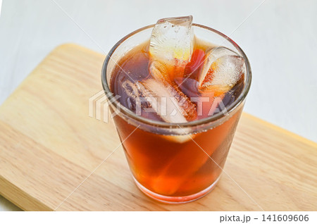 夏にぴったりの冷たいアイスコーヒー 141609606