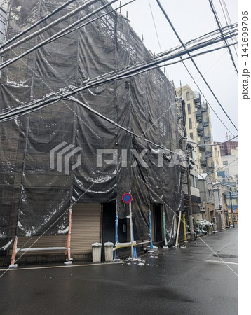 シートに覆われた建設途中の住宅 シートに覆われた建設途中の住宅 141609706