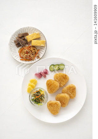 焼きおにぎりと和惣菜の朝食セット　白い背景・真上からの俯瞰 141609909