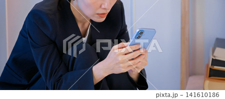 スマホを見て落ち込む女性 スマホを見て落ち込む女性 141610186
