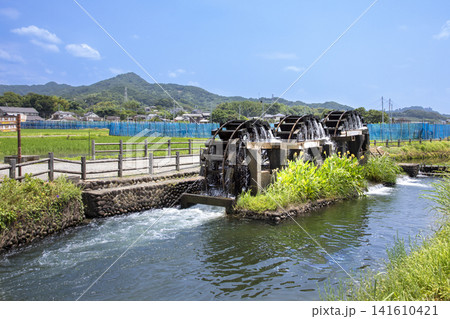 福岡県朝倉市にある三連水車の風景 福岡県朝倉市にある三連水車の風景 141610421