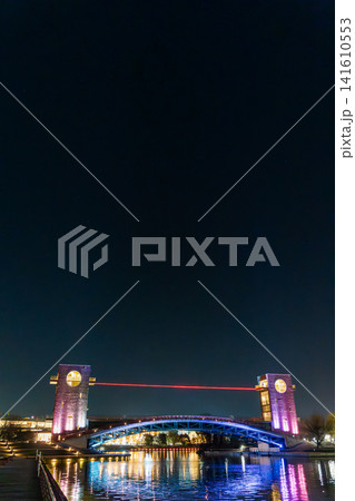富山・富岩運河環水公園の鮮やかなライトアップと水面に映る幻想的な夜景 富山・富岩運河環水公園の鮮やかなライトアップと水面に映る幻想的な夜景 141610553