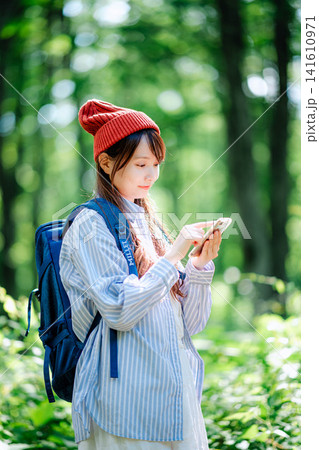 登山をする女性 登山をする女性 141610971