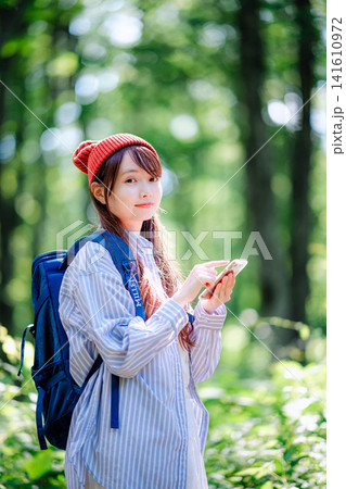 登山をする女性 登山をする女性 141610972