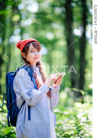 登山をする女性 登山をする女性 141610973