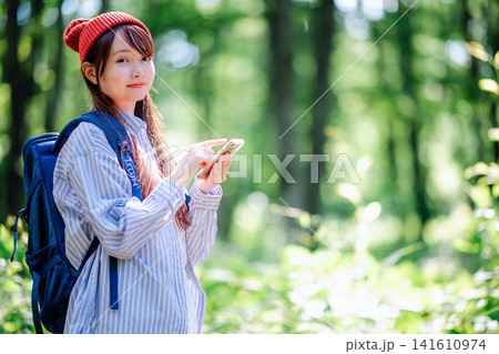 登山をする女性 登山をする女性 141610974