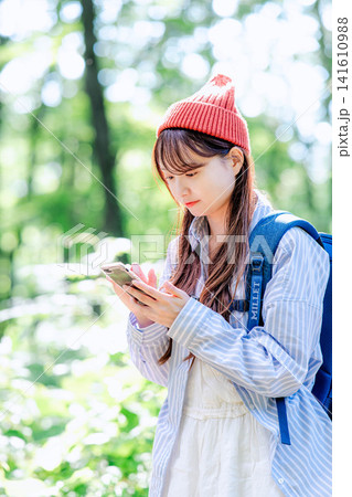 登山をする若い女性 登山をする若い女性 141610988