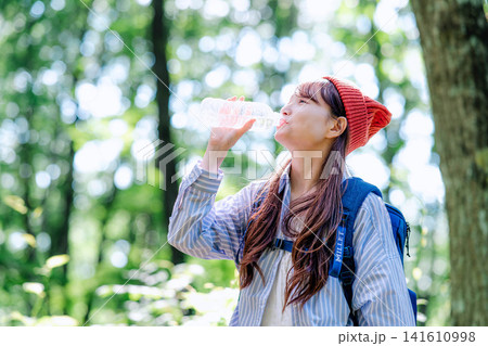 登山をする若い女性 登山をする若い女性 141610998
