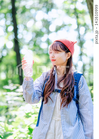 登山をする若い女性 登山をする若い女性 141610999
