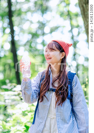 登山をする若い女性 登山をする若い女性 141611000