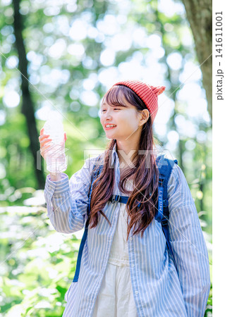 登山をする若い女性 登山をする若い女性 141611001