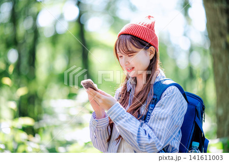 登山をする若い女性 登山をする若い女性 141611003