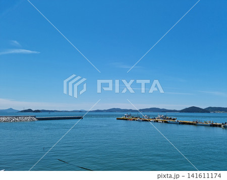 This is the sea where fishing boats are anchored. This is the sea where fishing boats are anchored. 141611174