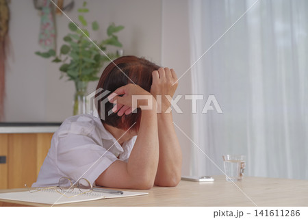 更年期や体調不良に悩むシニア女性 更年期や体調不良に悩むシニア女性 141611286