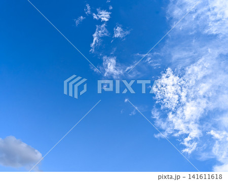青空に浮かぶ雲 青空に浮かぶ雲 141611618