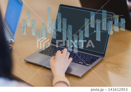 株価チャートのテクニカル分析と資産運用 ノートパソコンを操作するビジネスパーソン 株価チャートのテクニカル分析と資産運用 ノートパソコンを操作するビジネスパーソン 141612953