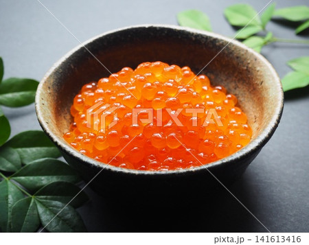和食器に入った新鮮なイクラの醤油漬け 和食器に入った新鮮なイクラの醤油漬け 141613416