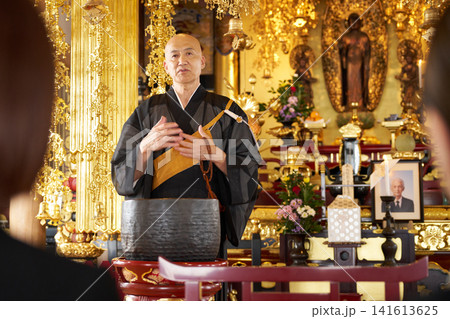 本堂の祭壇前で法要を行う僧侶 本堂の祭壇前で法要を行う僧侶 141613625