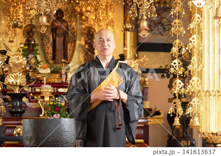 寺院の本堂で説法する住職 法要のイメージ 寺院の本堂で説法する住職 法要のイメージ 141613637