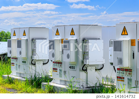青空の下で並ぶ蓄電池ユニット 青空の下で並ぶ蓄電池ユニット 141614732