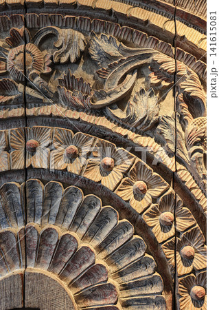 old wood sculptured, wood carving, antique wood circle art . 141615081