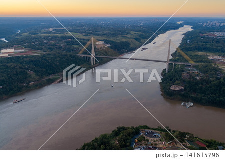 南米の黄昏、パラナ川に架かるインテグレーション橋 南米の黄昏、パラナ川に架かるインテグレーション橋 141615796