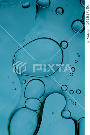 Oil and water forming abstract bubbles and flowing shapes, showing an organic liquid texture 141617306