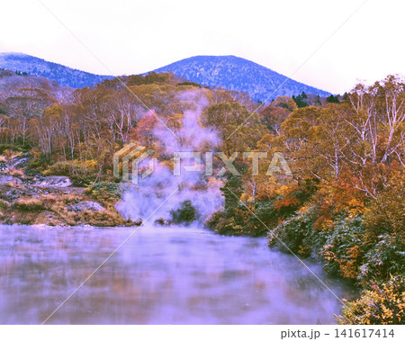 湯気の立ち上る池と紅葉の山並み 湯気の立ち上る池と紅葉の山並み 141617414