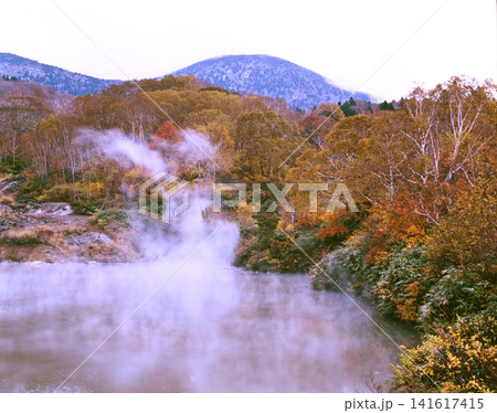 湯気の立ち上る池と紅葉の山並み 湯気の立ち上る池と紅葉の山並み 141617415