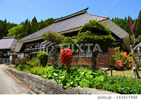 花咲く庭がある山村の古民家 141617498