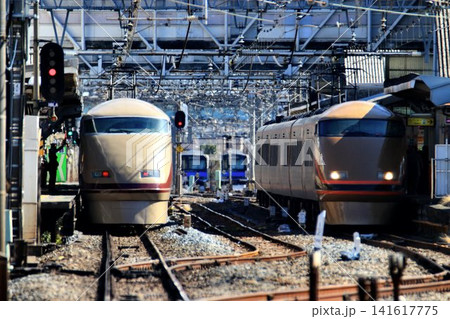 高架化が始まる前… 『春日部駅』上下線に停まる【特急スペーシア】 141617775