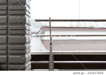 雨に濡れた古い物干し竿 雨に濡れた古い物干し竿 141617858