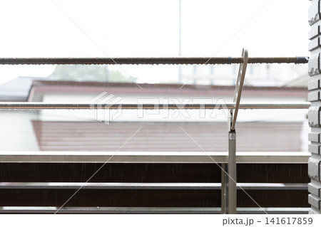 雨に濡れた古い物干し竿 雨に濡れた古い物干し竿 141617859
