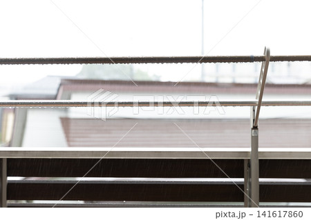 雨に濡れた古い物干し竿 雨に濡れた古い物干し竿 141617860