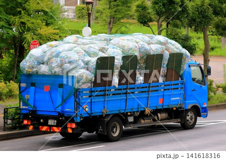 大量の空き缶を運ぶトラック 大量の空き缶を運ぶトラック 141618316