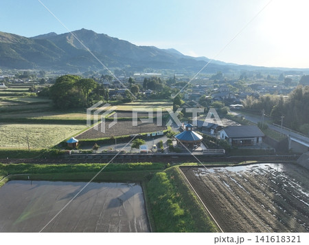 南阿蘇水の生まれる里白水高原駅と阿蘇山 南阿蘇水の生まれる里白水高原駅と阿蘇山 141618321