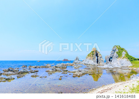 初夏の七浦海岸　夫婦岩　佐渡島　新潟県佐渡市 141618488