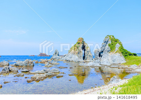 初夏の七浦海岸 夫婦岩 佐渡島 新潟県佐渡市 初夏の七浦海岸 夫婦岩 佐渡島 新潟県佐渡市 141618495