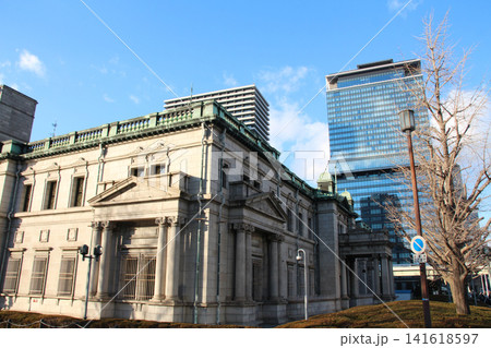 御堂筋側から見た日本銀行大阪支店と新ビルの堂島浜タワー 141618597