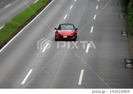 走行中の軽量オープンスポーツカー 141618904