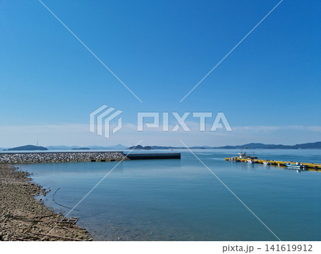 This is the sea where fishing boats are anchored. 141619912