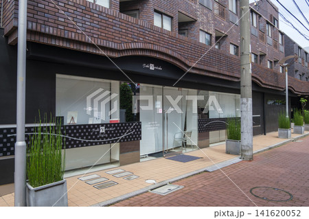 パティシエ、鎧塚俊彦氏が展開する［トシ　ヨロイヅカ　アトリエ］のショップ　：　東京都杉並区上高井戸 141620052