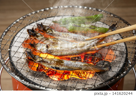 美味しそうなししゃもの炭火焼き 141620244