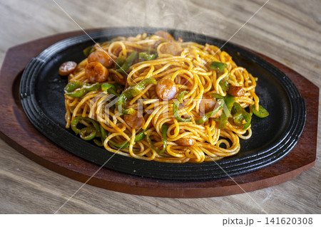 熱々の鉄板で食べるクラシカルなナポリタン 熱々の鉄板で食べるクラシカルなナポリタン 141620308