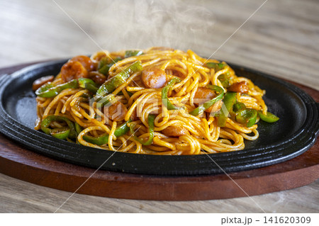 熱々の鉄板で食べるクラシカルなナポリタン 熱々の鉄板で食べるクラシカルなナポリタン 141620309