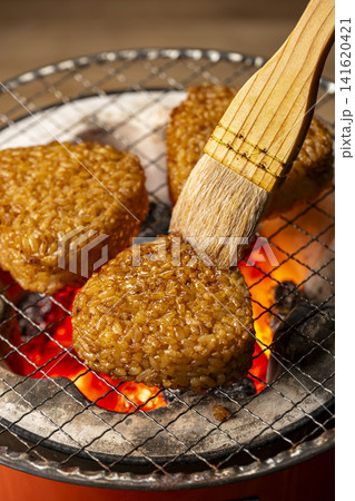 焼きおにぎりを炭火で焼く 141620421