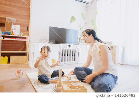 部屋の中で遊ぶ親子・子育てイメージ・つみきで遊ぶ女の子 部屋の中で遊ぶ親子・子育てイメージ・つみきで遊ぶ女の子 141620492